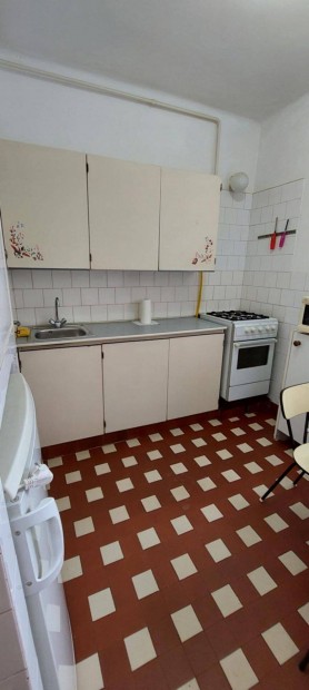 Azonnal k�lt�zhet� 3 szob�s lak�s 3 magyar di�k r�sz�re kiad�!