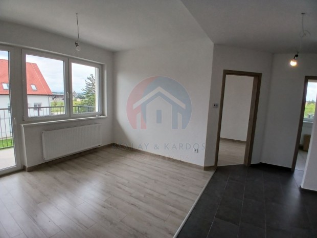 Azonnal k�lt�zhet� 3 szob�s lak�s dupla erk�llyel.