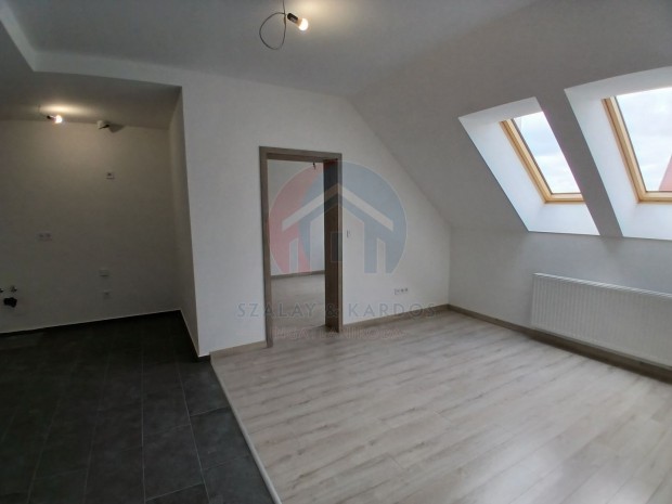 Azonnal k�lt�zhet� 3 szob�s lak�s gardr�b helyis�ggel.