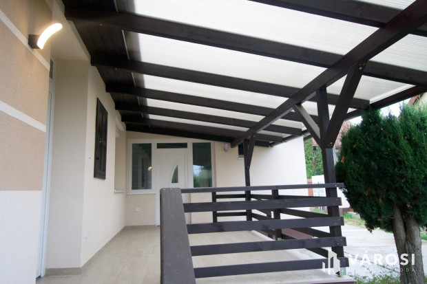 Azonnal k�lt�zhet� 4 szob�s fel�j�tott h�z a k�zpontban