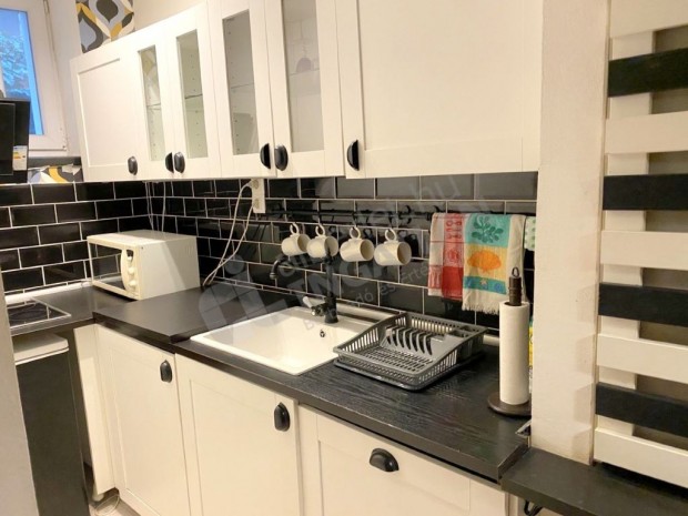 Azonnal k�lt�zhet� 53 nm-es lak�s kiad� az Istenhegyi �ton.