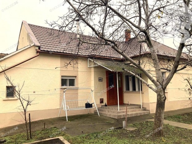 Azonnal k�lt�zhet� 76 m2-es h�z, k�l�n 20 m2-s lakr�sszel Lajosmizs�n!