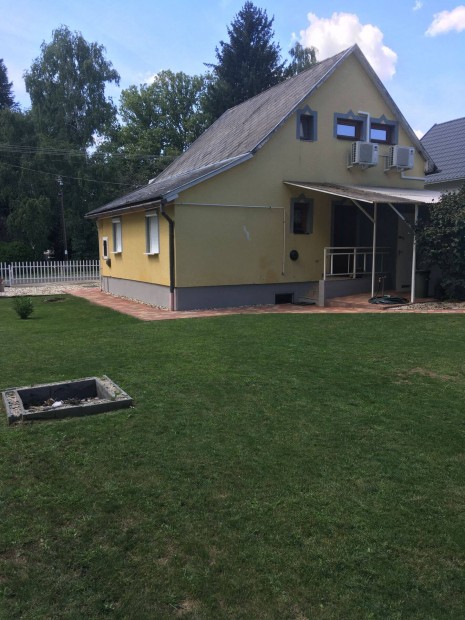 Azonnal k�lt�zhet�, b�torozott h�z Gunarasf�rd�n