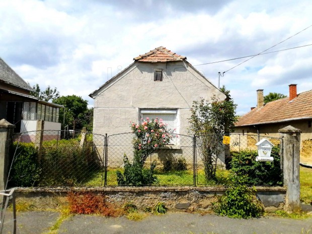 Azonnal k�lt�zhet�, elad� h�z G�g�nf�n.