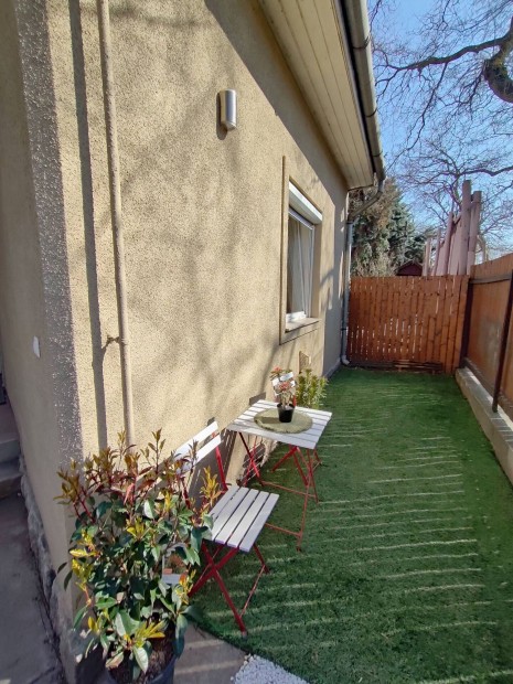 Azonnal k�lt�zhet�, hangulatos �n�ll� h�z Csillaghegyen  saj�t udvarr