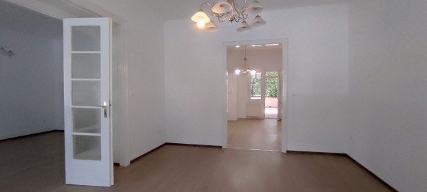 Azonnal k�lt�zhet�, h�rom szob�s lak�s kiad�