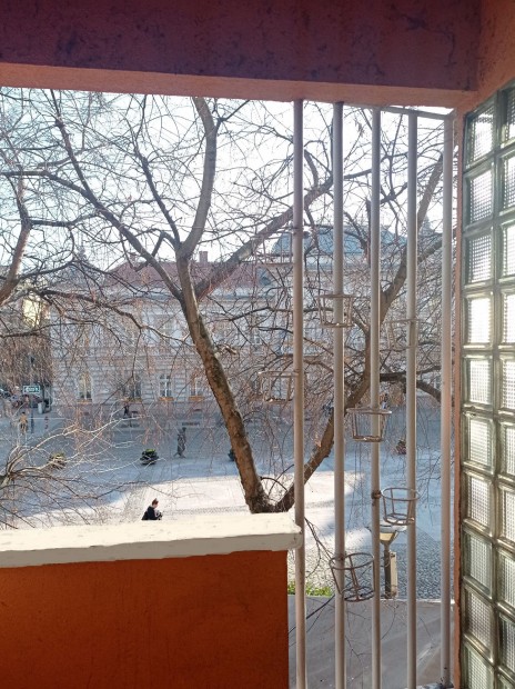 Azonnal k�lt�zhet� belv�rosi els� emeleti t�glalak�s ELAD�!