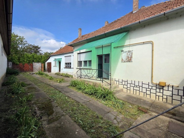 Azonnal k�lt�zhet� csal�di h�z kis telekkel!