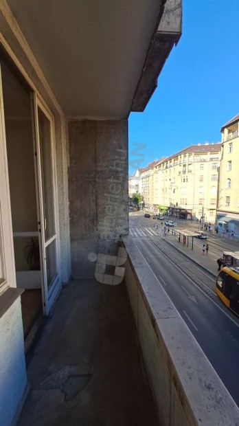 Azonnal k�lt�zhet� lak�s a Margit k�r�ton!