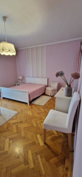 Azonnal költözhető lakás eladó az Egyetem sugárút szívében!