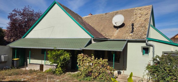 Azonnal k�lt�zhet� �sszkomfortos h�z �lhet� faluban!