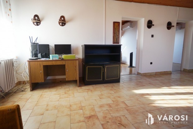 Azonnal k�lt�zhet� t�bb gener�ci�s h�z a k�zpontban elad�