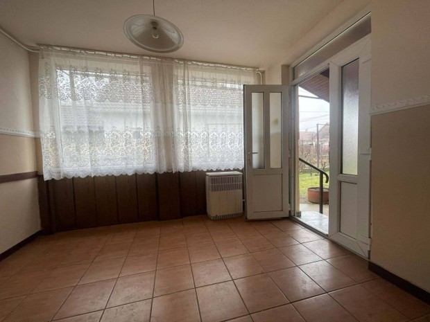 Azonnali k�lt�z�si lehet�s�g Nagyhal�sz k�zpontj�ban!