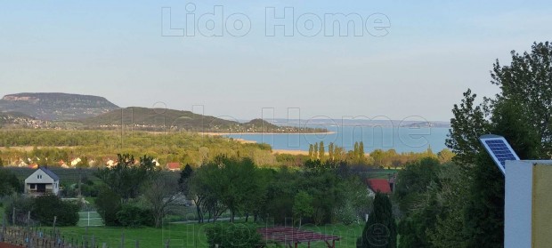 BALATONI PANORÁMÁS családi ház eladó BALATONEDERICSEN pincével.