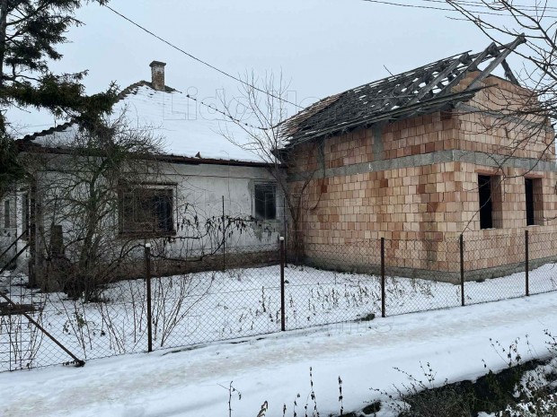 BEFEJEZ�SRE V�R� NAGY ALAPTER�LET� INGATLAN ELAD� V�RPALOT�N