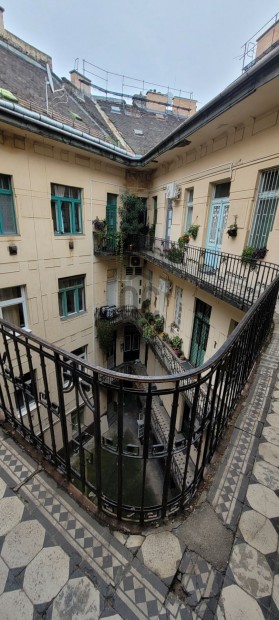 BEFEKTET�K figyelem teljesen fel�j�tand� 2 szob�s lak�s a N�psz�nh�z n