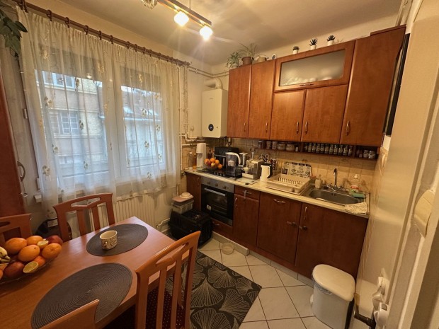 BELV�ROSI 1. EMELETI 2 SZOB�S ERK�LYES T�GLALAK�S