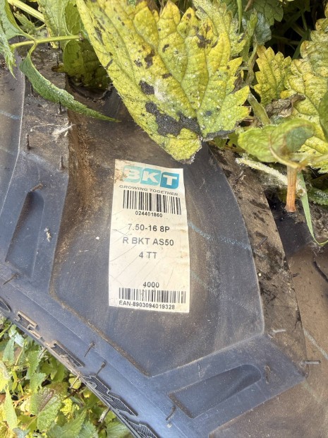 BKT Inplement AS504 gumiabroncs 