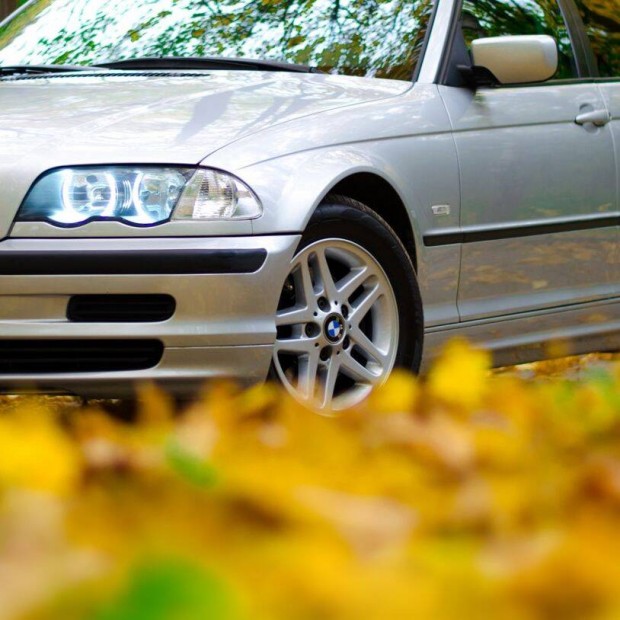 BMW 15" gyári alufelni nyári gumikkal