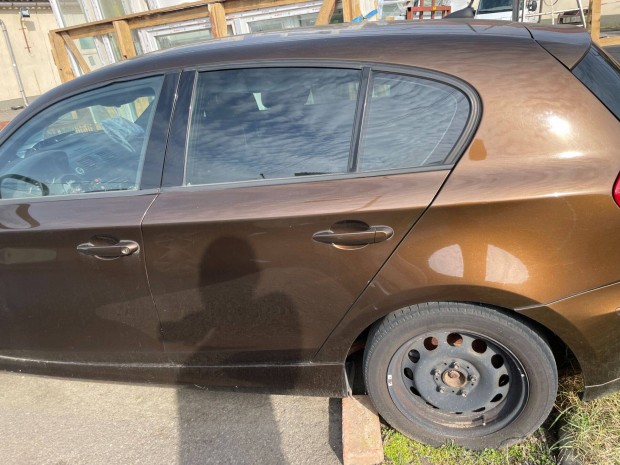 BMW 1-es E87 Marrakesh barna metál színben bal hátsó ajtó eladó