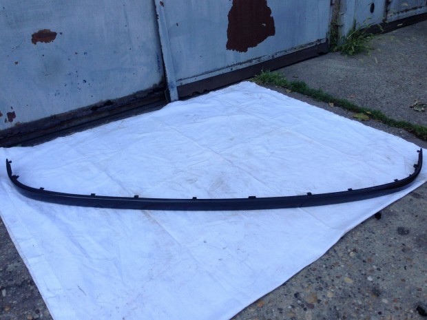 BMW 1-es E87 h�ts� l�kh�r�t� burkolat k�z�ps� bet�t fekete sz�nben