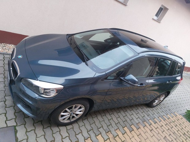 BMW 216 diesel, 97.000 km, bőr, tolatórada, vonóhorog, tetőablak