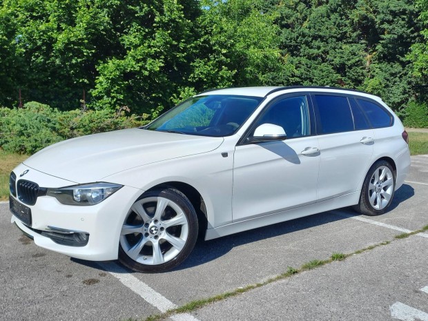 BMW 316i Touring Elektromos csomagtrajt/Digit...