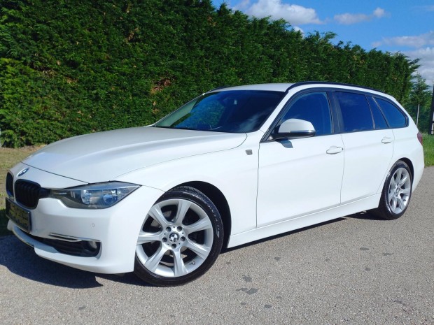 BMW 316i Touring Elektromos csomagtrajt/Digit...