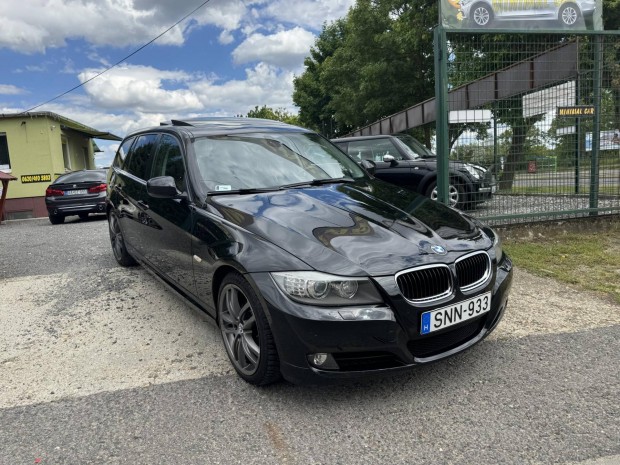 BMW 318i Touring Bőr! Nagy navi! Dupla pohártar...