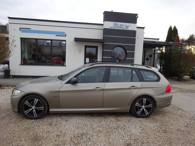 BMW 320d Touring Xenon!!Ülésfűtés!!Üvegtető!!Al...
