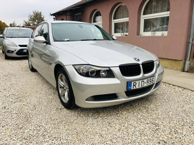 BMW 320i.......