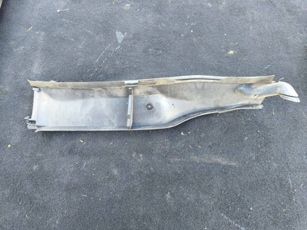 BMW 3 E90 E91 jobb oldali szlvd alatti vzelvezet manyag