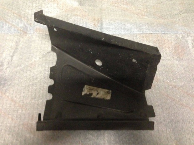 BMW 3-as E36 jobb �sszek�t� lemez a ker�kj�rat �s a k�sz�b k�z�, gy�ri