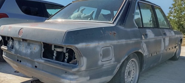 BMW 5 e28 karosszéria elemek sárvédő ajtó csomagtérajtó