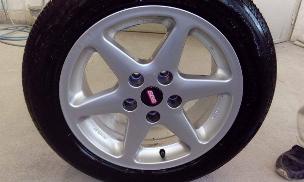 BMW Borbet alufelni, ez�st sz�n�, 70%-os ny�ri gumival 205/55 R16