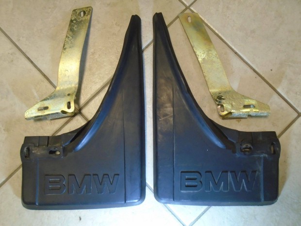 BMW E30 első sárfogó gumi pár tartóval eladó