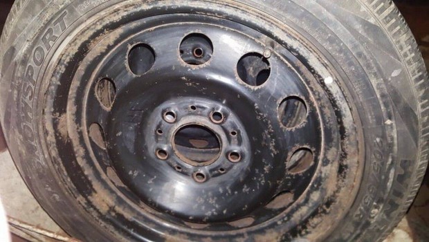BMW E46 16"-os acélfelni téligumival eladó