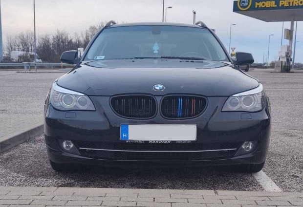 BMW E60 E61 (5-ös) vese hűtőrács dupla pálcás lakk fekete /M festés