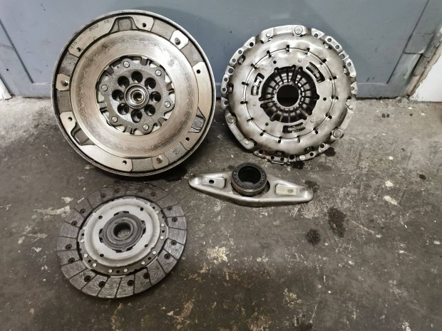 BMW E81 N4720D LUK kettőstömegű + kuplung + kinyomócsapágy + kuplungsz