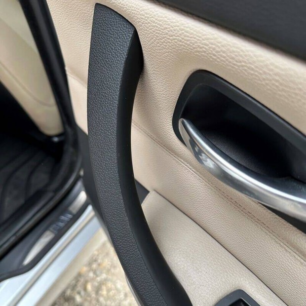 BMW E90 E91 E92 E93 ajtbehz kapaszkod ajt foganty fekete