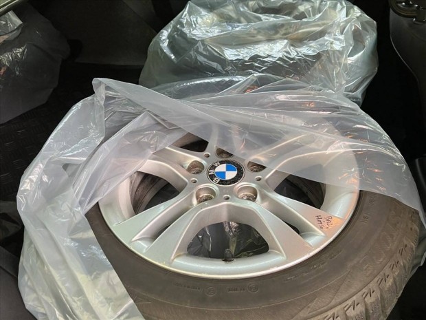BMW E90 Style 268 gyári felni téli gumival