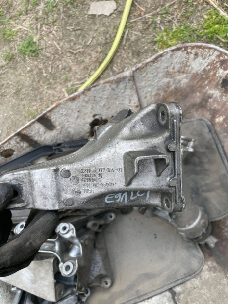 BMW E90 motortart bak (6770654)