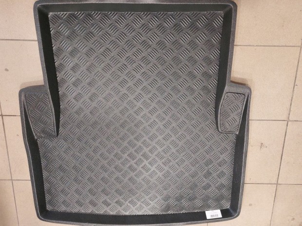 BMW E90 sedan csomagt�r �J csomagtart� t�lca gumit�lca csomagt�rt�lca