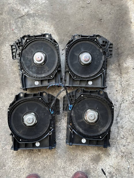 BMW F10 F11 ülés alatti mélynyomó