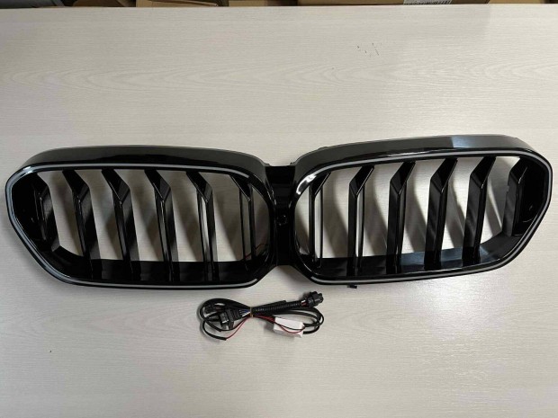 BMW G30 G31 LCI ( 5-ös ) díszrács vese lakk fekete dupla pálcás LED kö