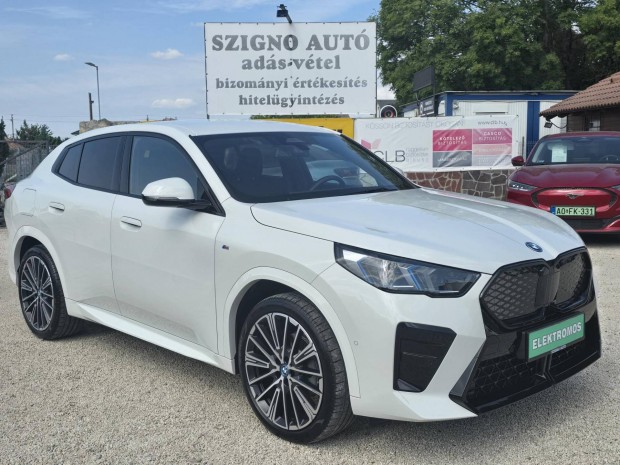 BMW IX2 edrive 20 64,8kWh M-Sport. Full LED. AL...