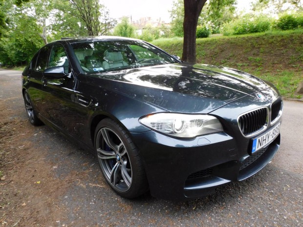 BMW M5 DKG Vezetett szervizkönyv! Garantált Km!