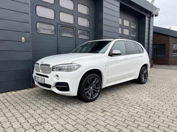 BMW X5 M50d (Automata) Szervizk�nyv / Panor�ma...