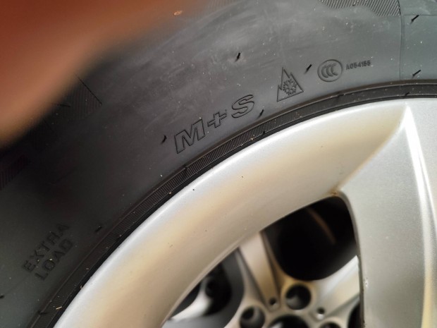 BMW X5  E70 gy�ri 18" alufelni  4 �vszakos gumikkal.