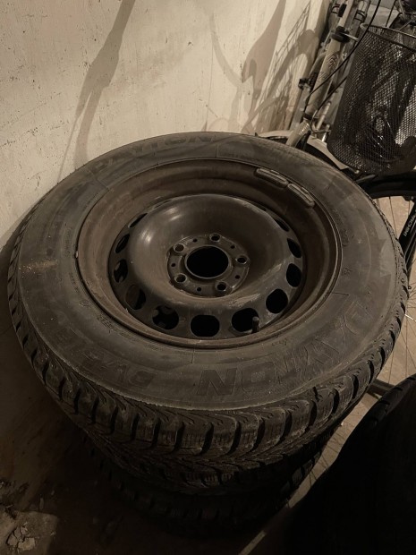 BMW e39 gyári lezezfelni szett nagyon jó téli gumikkal,dísztárcsával